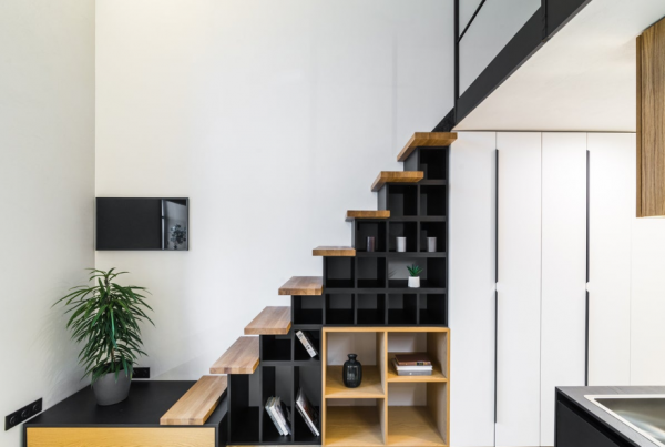 Pemanfaatan ruang bawah tangga sebagai lemari penyimpanan